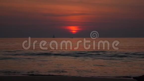 日落时分在海边散步的情侣剪影假期概念4k视频的预览图
