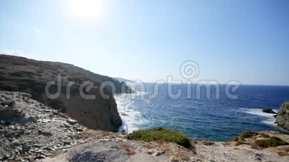 海岸陡峭的海岸风景如画的海景希腊视频的预览图