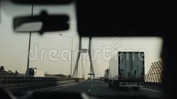 一辆车在斜拉桥上行驶从车内看风景视频的预览图