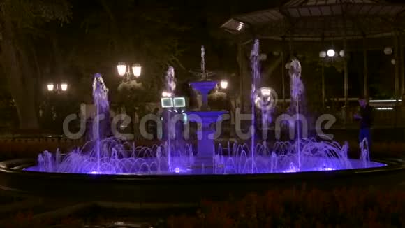 高清敖德萨喷泉夜间背光视频的预览图
