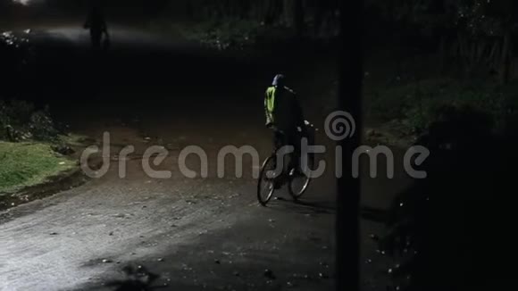 暴风雨的美丽景观夜间雷雨摩托车和骑自行车的人在路上经过视频的预览图