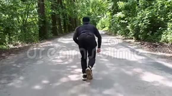 健身男在公园外面跑视频的预览图