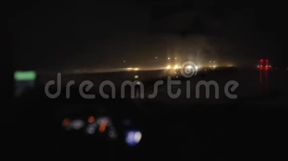 晚上在高速公路上下雨开车工作挡风玻璃雨刷一辆车的内部速度计视频的预览图