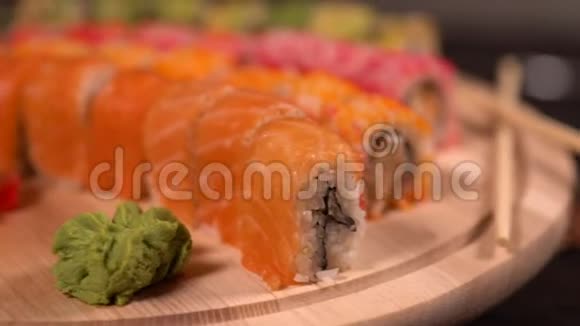 提供各种新鲜寿司卷的木板视频的预览图