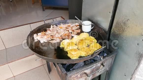 厄瓜多尔基多猪肉炖和烤土豆派视频的预览图