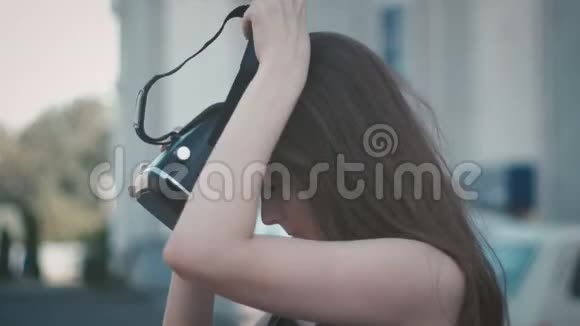 穿着虚拟现实眼镜的女孩在户外街头背景视频的预览图