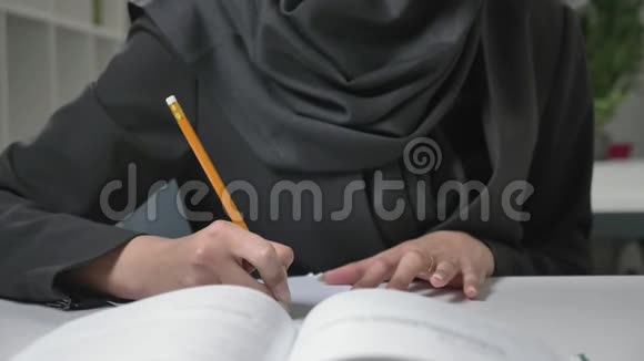 漂亮的女人的手写在笔记本上铅笔修指甲特写办公室里的阿拉伯妇女每秒60帧视频的预览图