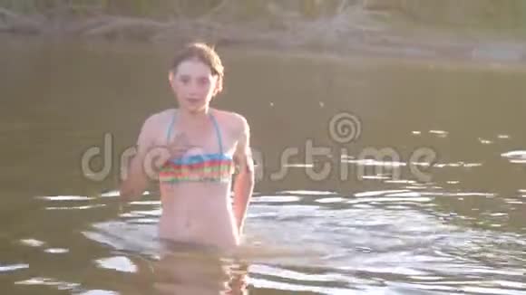 少女潜入水中闭着鼻子留下圆圈和飞溅视频的预览图
