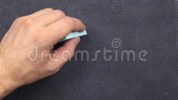 一个人的剪影用粉笔画在黑板上视频的预览图
