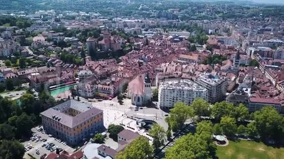 在炎热的夏日布拉格市中心的空中景观靠近通道的红色屋顶的欧洲老建筑行动视频的预览图