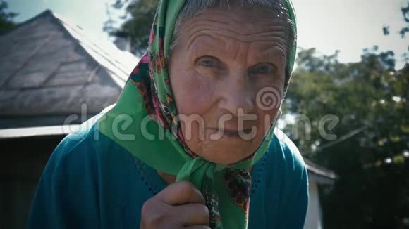 在户外花园里一个穿着围巾的老妇人视频的预览图