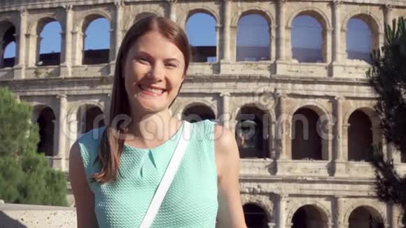 意大利罗马著名的竞技场附近的年轻女子女游客慢镜头微笑视频的预览图