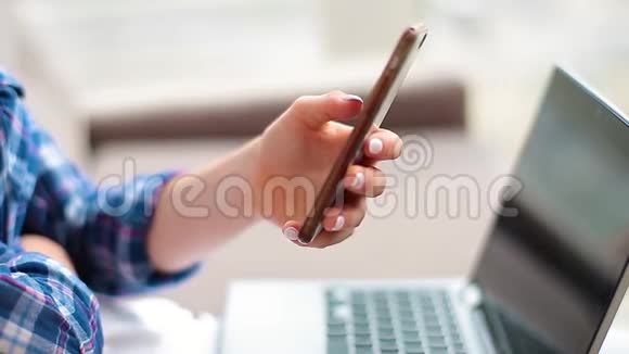 女性和男性手使用手机用手指在感官屏幕上移动打字视频的预览图