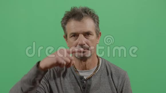 成人用手指做胡子视频的预览图