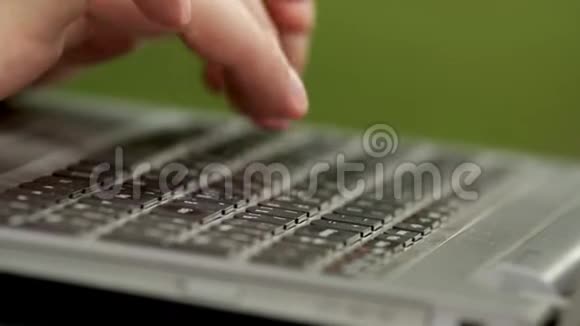 合上人的手指按键盘上的按钮他正在打字他腿上拿着笔记本电脑坐着的人视频的预览图