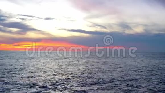 令人惊叹的日落大海太阳与云彩和太阳的反射视频的预览图
