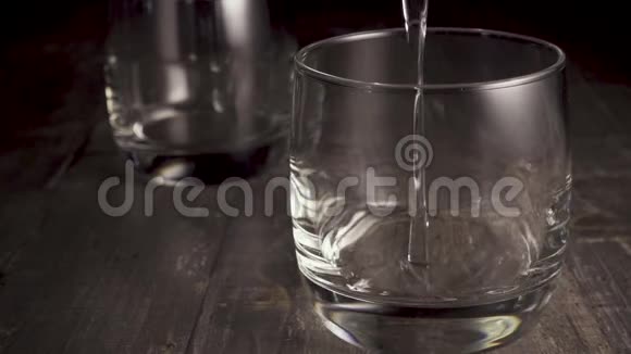 慢动作两杯放在桌子上一杯倒酒精视频的预览图