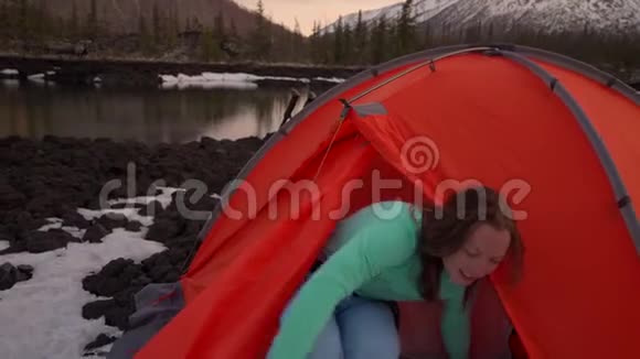 冬天的女人从帐篷里出来视频的预览图