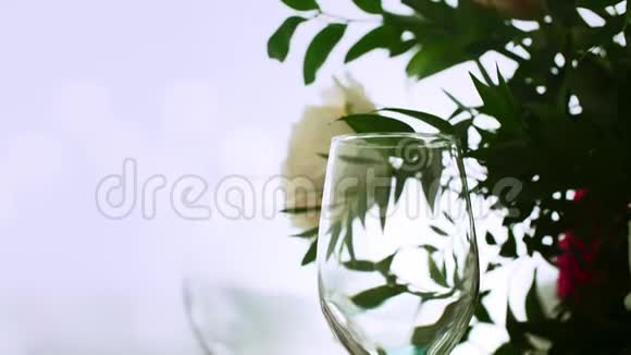 酒杯被酒杯盘子和插花包围视频的预览图