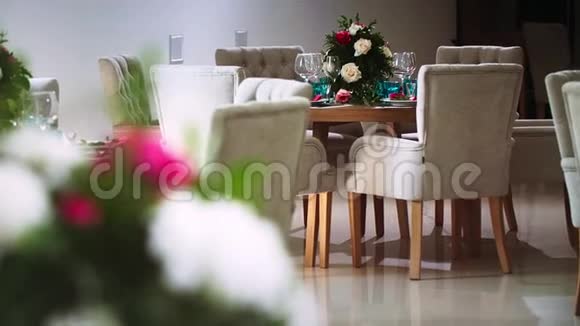 有椅子的圆木桌和宴会厅的内部视频的预览图