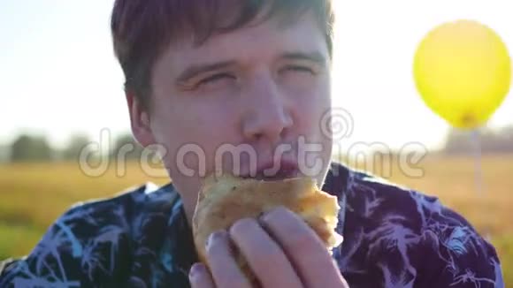 人们在野餐时吃面包视频的预览图