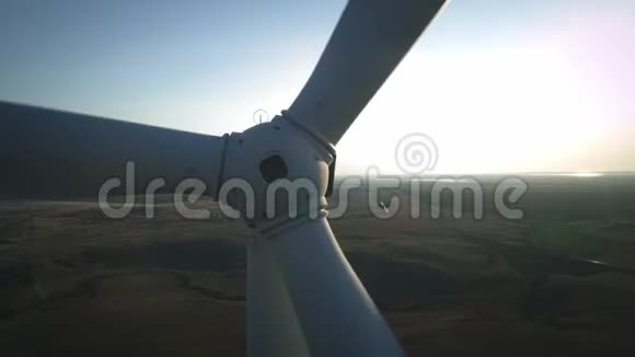 关闭风力涡轮机高空俯视风力涡轮机位于白色现代风力涡轮机建筑之上视频的预览图