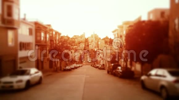 旧金山的街道沐浴着柔和的金光视频的预览图