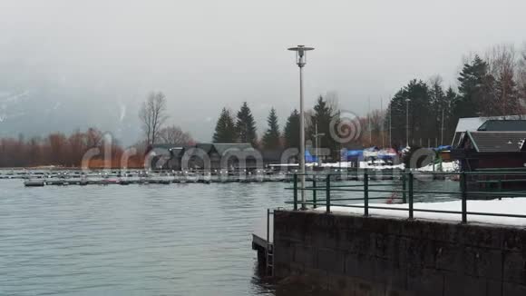 从湖的码头到雾中的山景视频的预览图