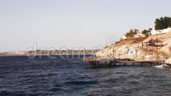 红海海岸度假村沙姆沙伊赫海滩和红海白天全景视频的预览图