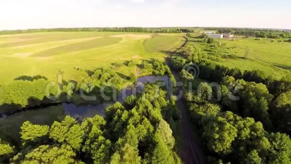 空中观景台日落飞越一片绿草如茵的岩石山俄罗斯夏季河流视频的预览图