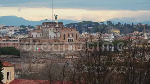 从罗马圣安杰洛城堡山上俯瞰视频的预览图