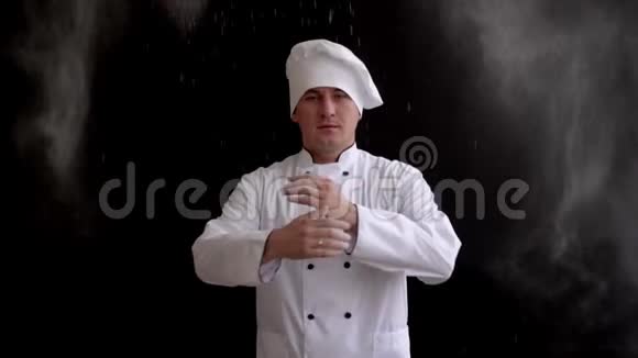 白色西装和深色帽子的成人厨师视频的预览图