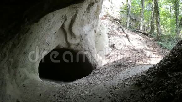 参观德国Eifel地区Brohltal山谷的trass洞穴罗马时期火山岩矿区视频的预览图