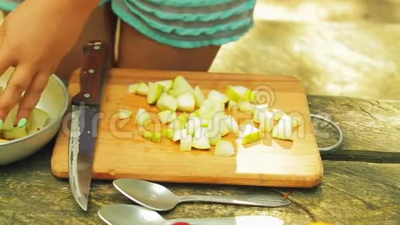 雌性手把一块梨放在一个碗里做水果沙拉视频的预览图