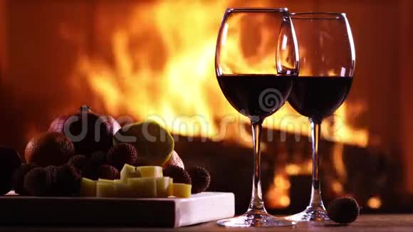 两杯葡萄酒和一盘水果和奶酪视频的预览图