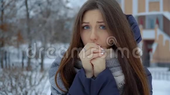 冬天她站在雪地里温暖他的双手全高清视频视频的预览图