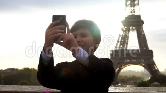 穿西装的男孩用智能手机自拍视频的预览图