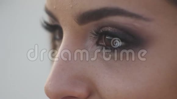 女人棕色眼睛的特写视频的预览图