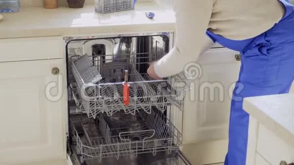 工人在厨房修理洗碗机视频的预览图