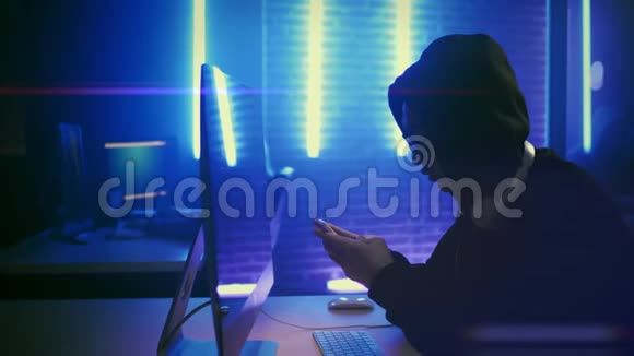 年轻的黑客和他的客户聊天视频的预览图