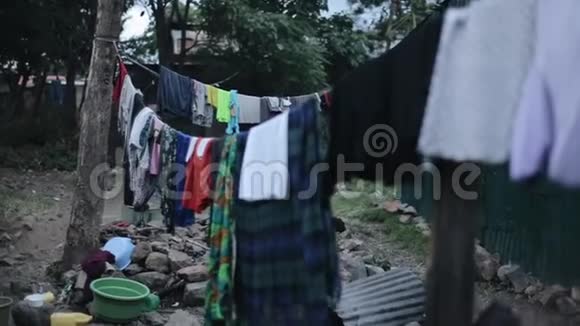 住在非洲的后院许多衣服在外面的绳子上干燥视频的预览图