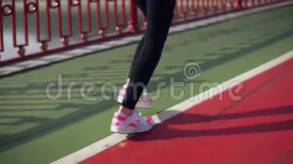 女腿在跑道上奔跑视频的预览图