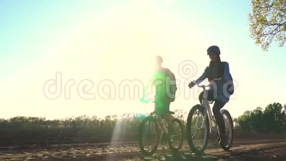 在大自然中做运动的情侣骑自行车视频的预览图