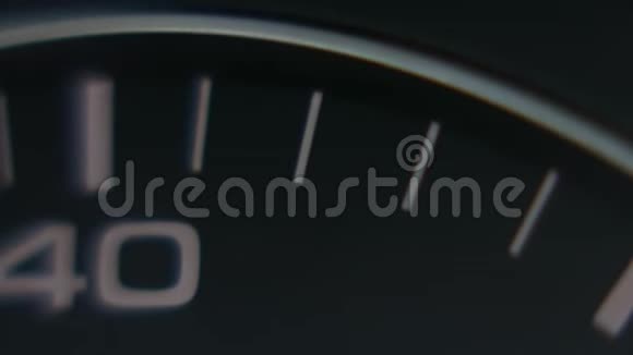 汽车仪表盘上速度计的特写宏观的视频的预览图