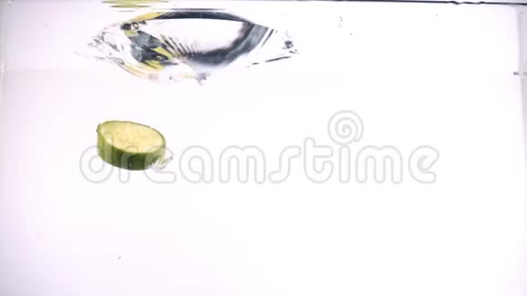 水中新鲜健康蔬菜黄瓜视频的预览图