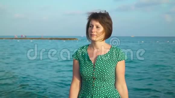 成年妇女在热带海岸散步慢动作视频的预览图