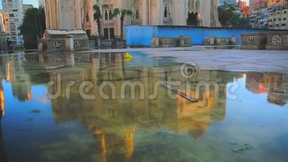 埃及亚历山大的埃尔穆西阿布阿巴斯清真寺的大倾斜镜头它反射视频的预览图