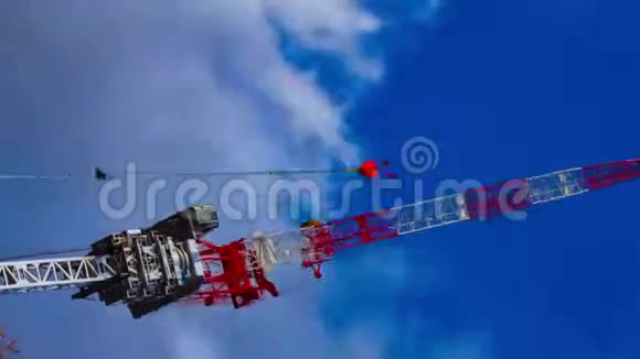 在东京移动的起重机在蓝天后面的垂直射击时间视频的预览图