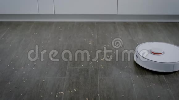 圆形的现代机器人吸尘器正在家中的地板上移动收集垃圾智能家居视频的预览图