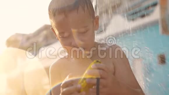 儿童在沙滩淋浴和观看防水相机的照片视频的预览图